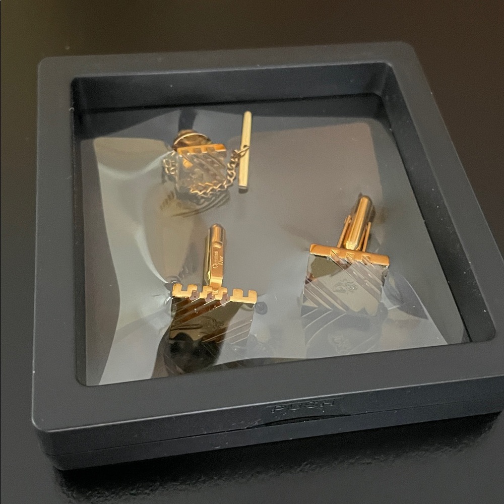 ChristianDIOR Gold Cufflinks Set - Picture 7 of 7